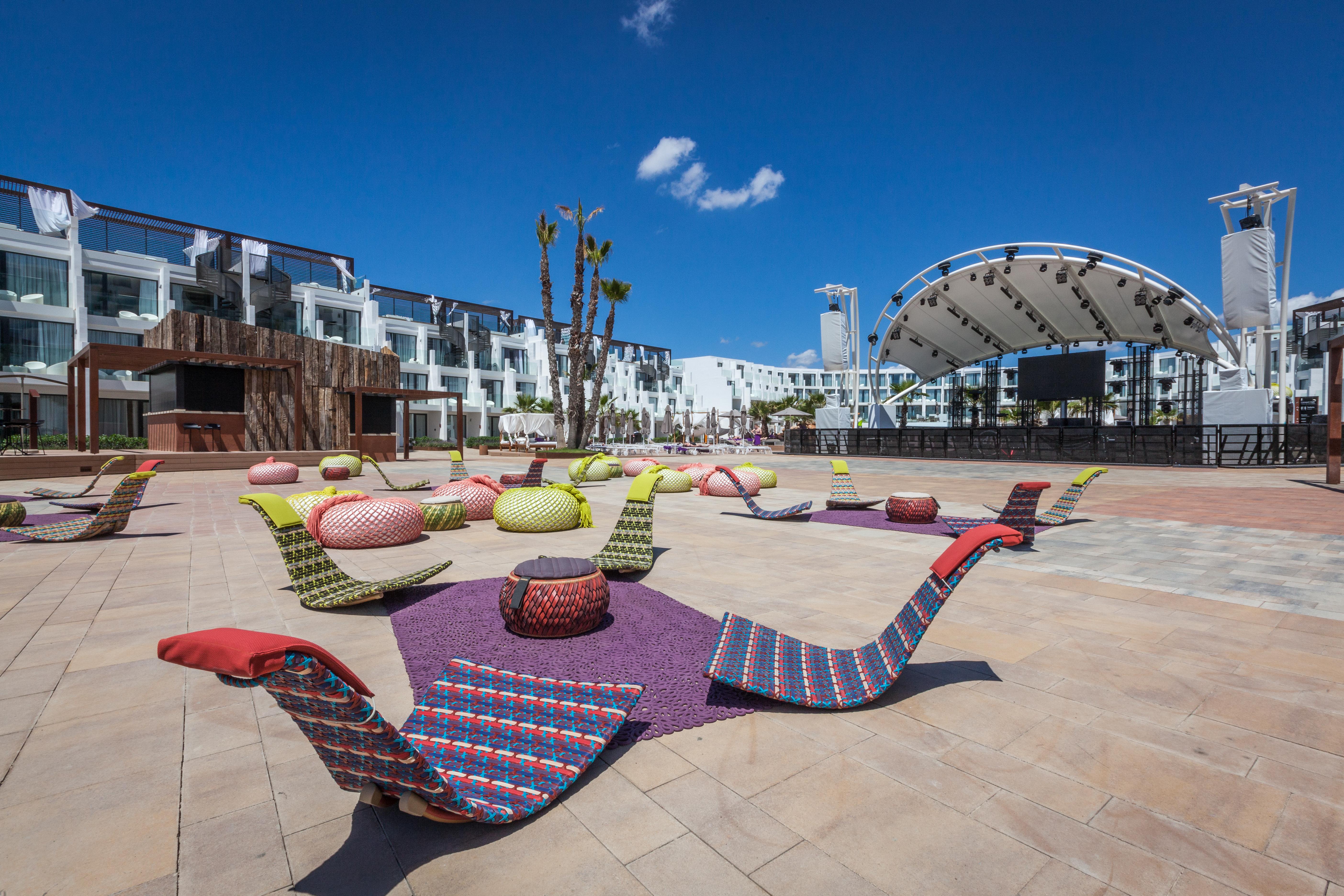 Hard Rock Hotel Ibiza Playa d'en Bossa Exterior photo The resort's central plaza