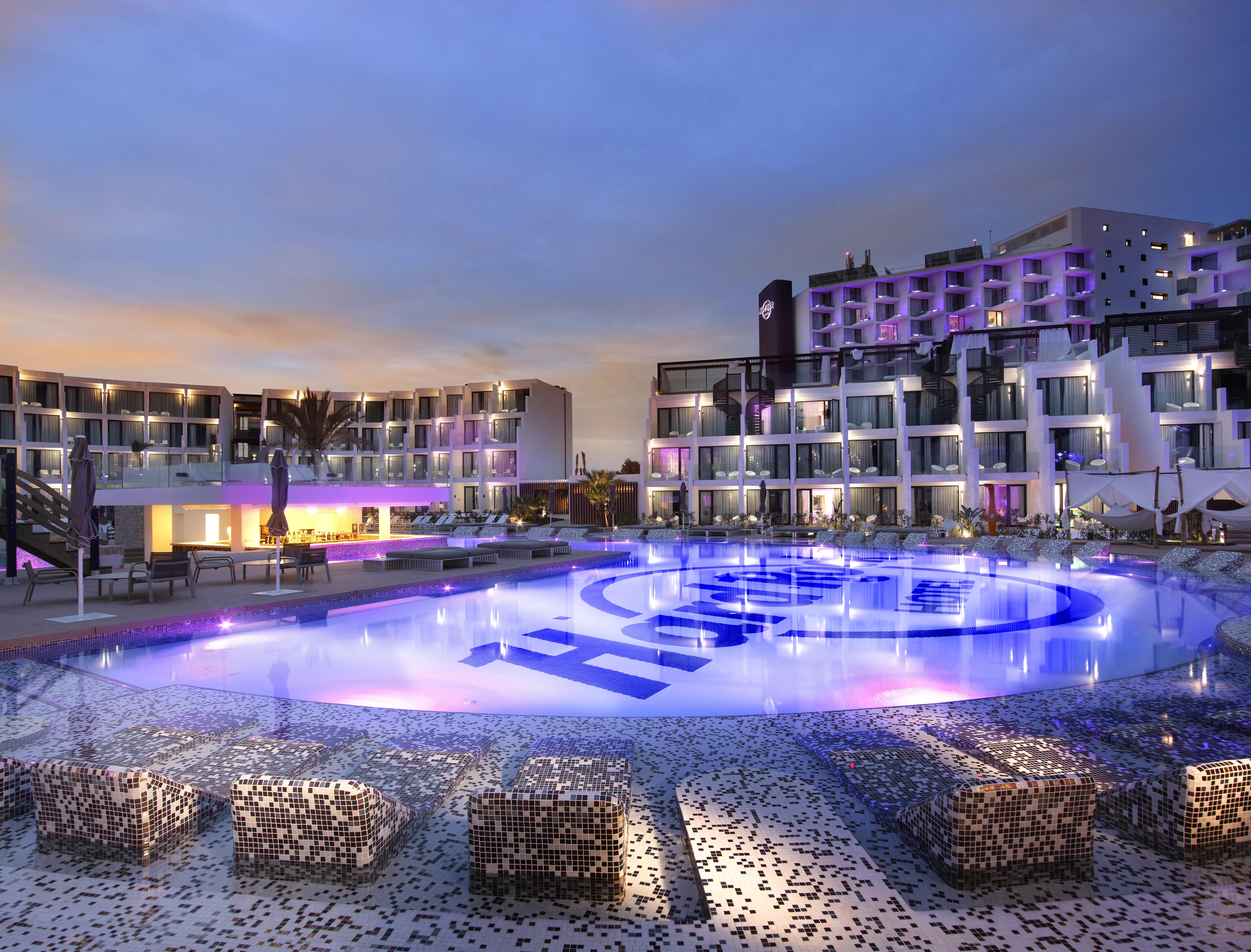 Hard Rock Hotel Ibiza Playa d'en Bossa Exterior photo The resort at night