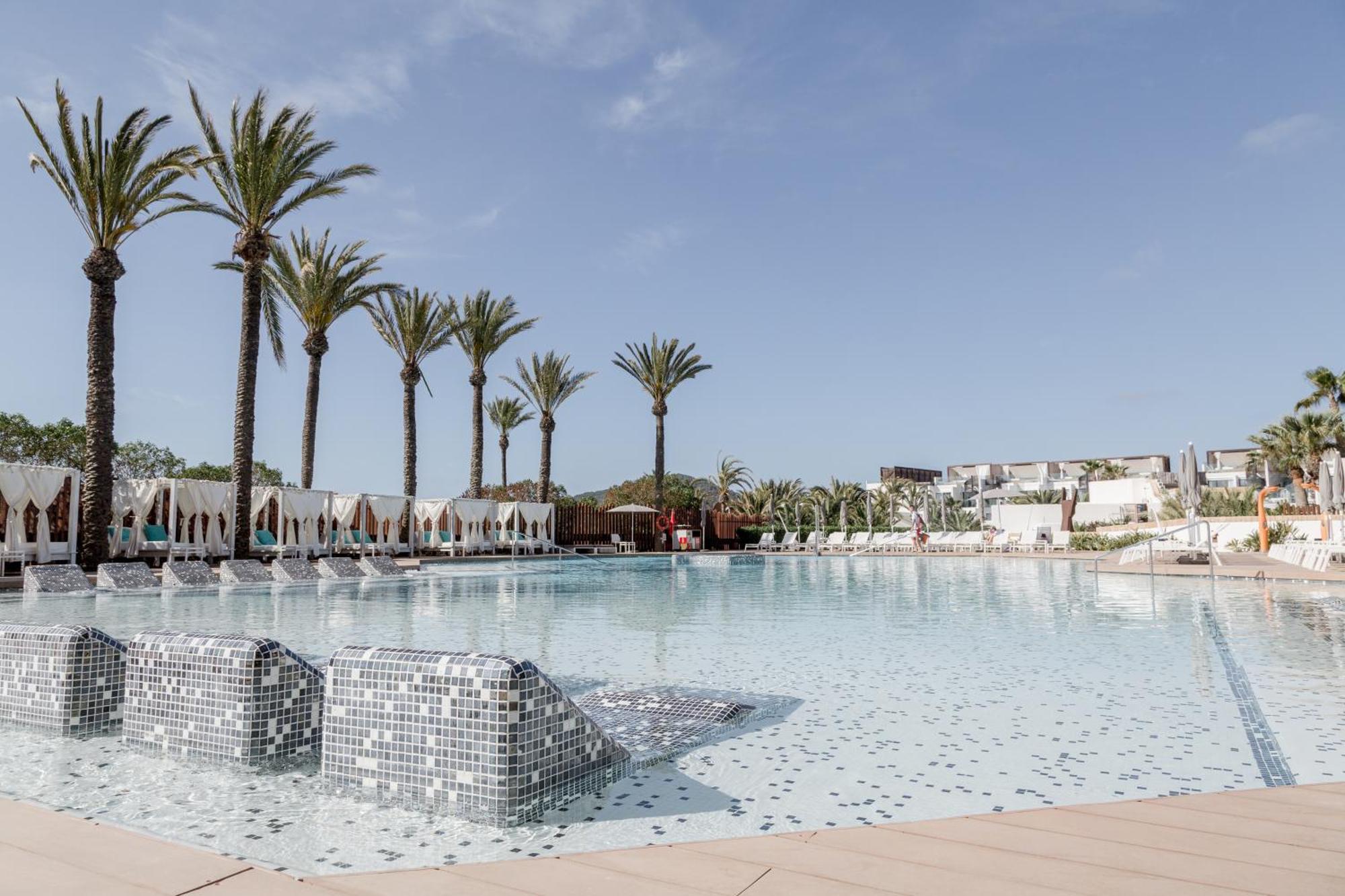 Hard Rock Hotel Ibiza Playa d'en Bossa Exterior photo A swimming pool in a hotel